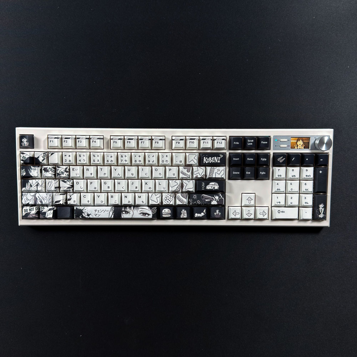 Kobeni Chainsaw Man keycaps on a full-size Resonic Studio keyboard